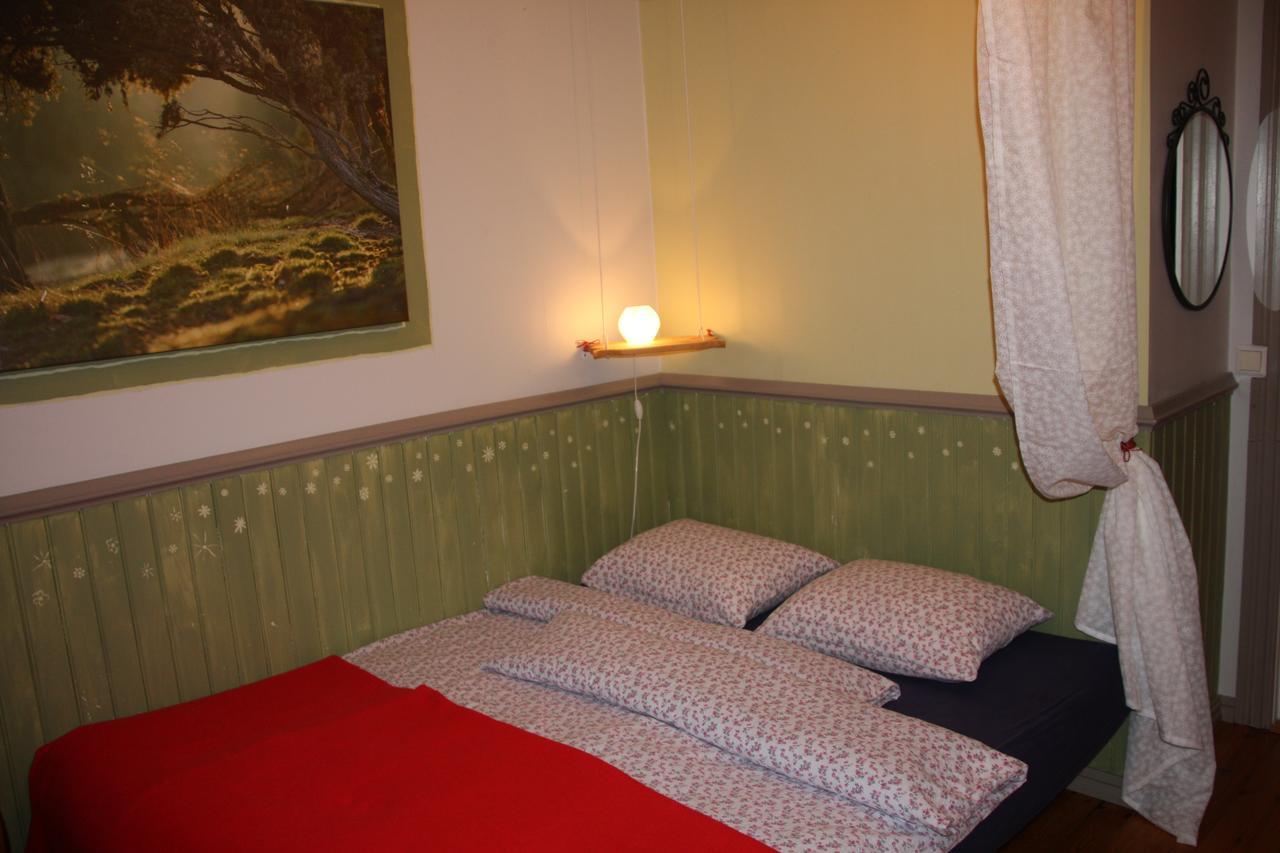 Julia'S Guesthouse B&B Hnaus Екстериор снимка