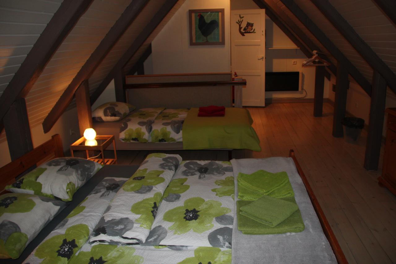 Julia'S Guesthouse B&B Hnaus Екстериор снимка
