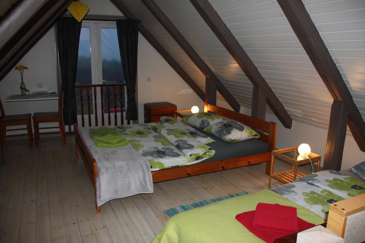 Julia'S Guesthouse B&B Hnaus Екстериор снимка