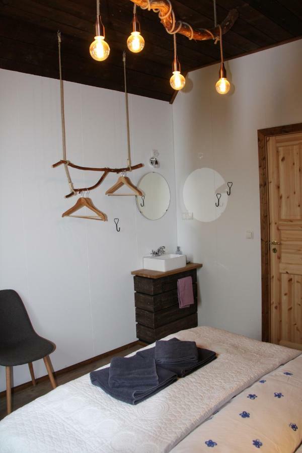 Julia'S Guesthouse B&B Hnaus Екстериор снимка